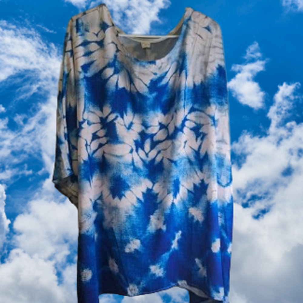 Blue and White 2 XL floral stretch top NWOT. Work, Travel, fall/winter